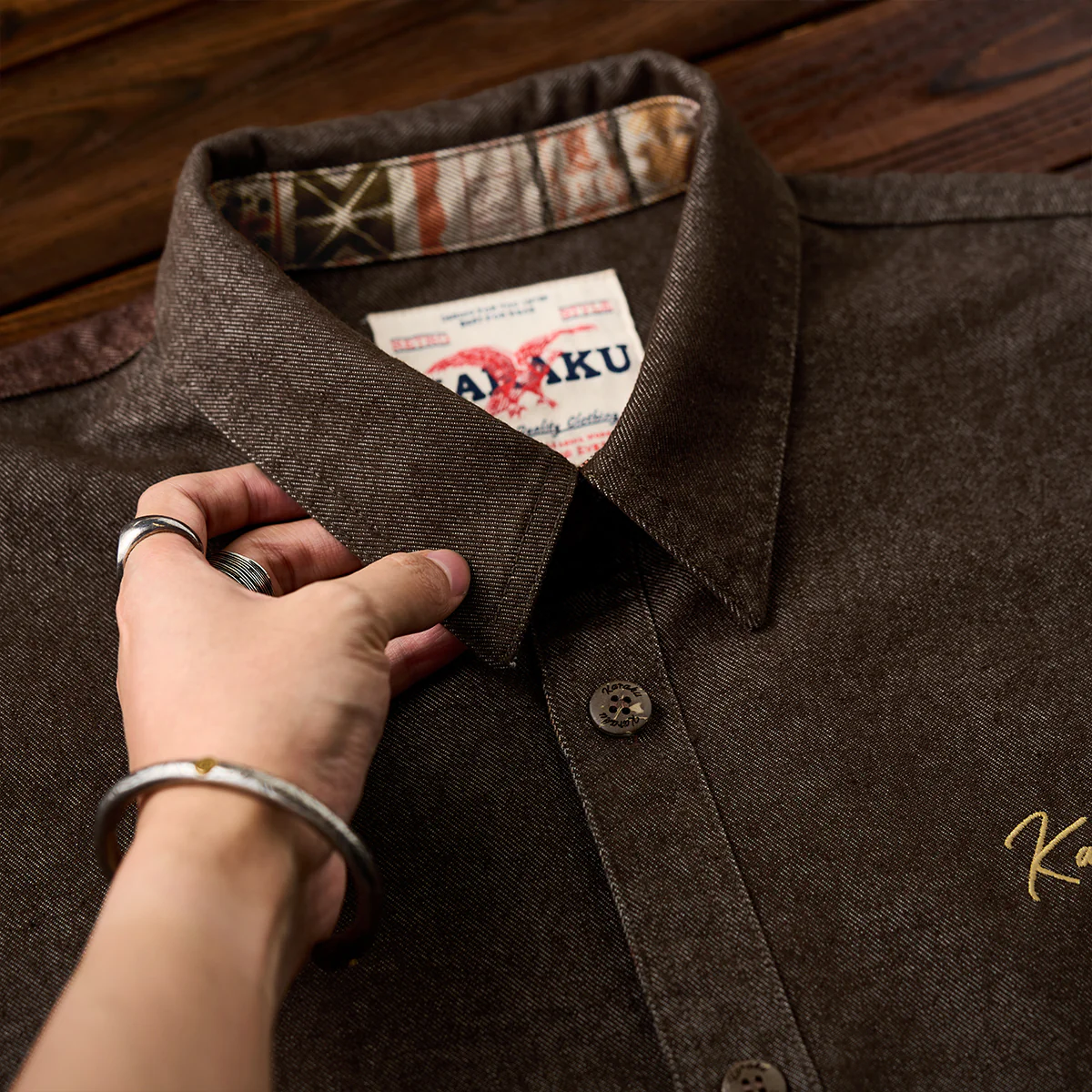 赤ヒモ付き 「Karaku」刺繡ロゴ 裏エスニック調柄デニム長袖シャツ - Image 9