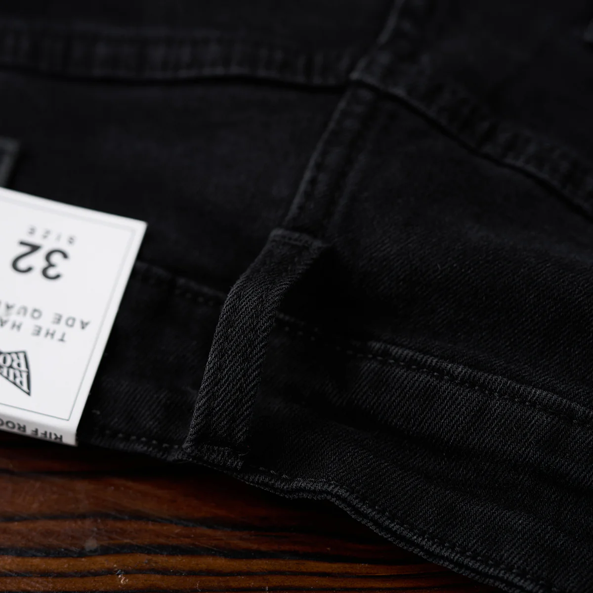 ウォッシュ加工 オールブラックテーパードデニムパンツ - Image 10