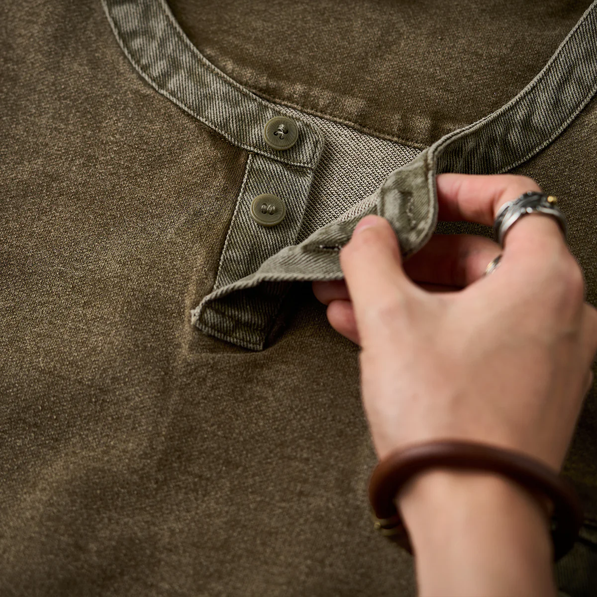 2色展開　フェイクポケット付きヘンリーネックロンT - Image 9