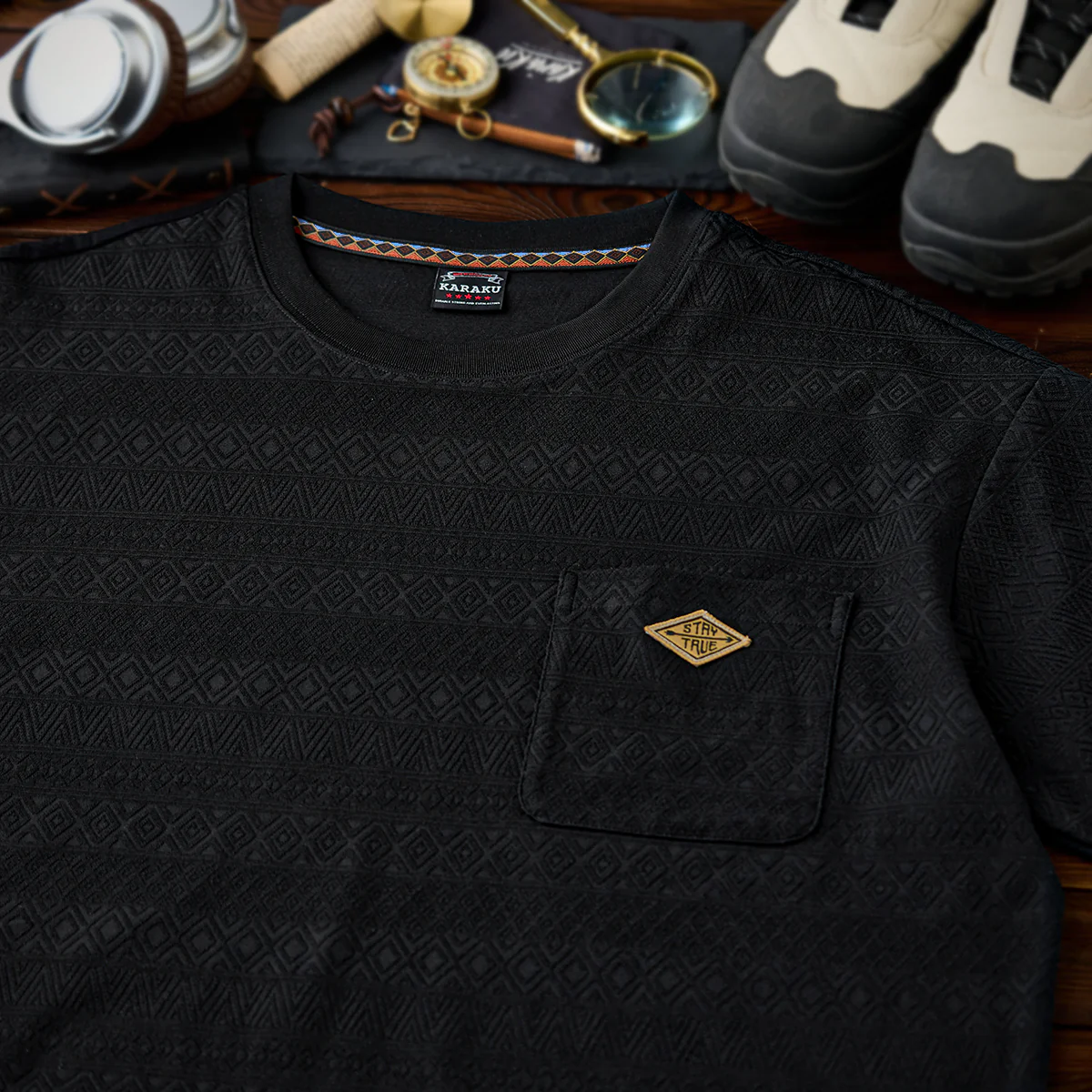 「STAY TRUE」刺繍ワッペン エスニック調幾何学柄ジャカード織りポケットTee - Image 4