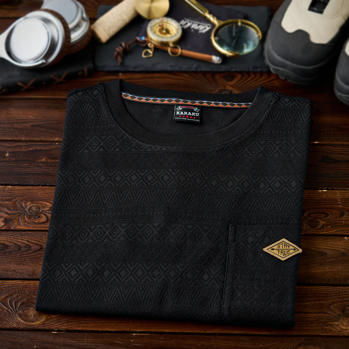 「STAY TRUE」刺繍ワッペン エスニック調幾何学柄ジャカード織りポケットTee - Image 5