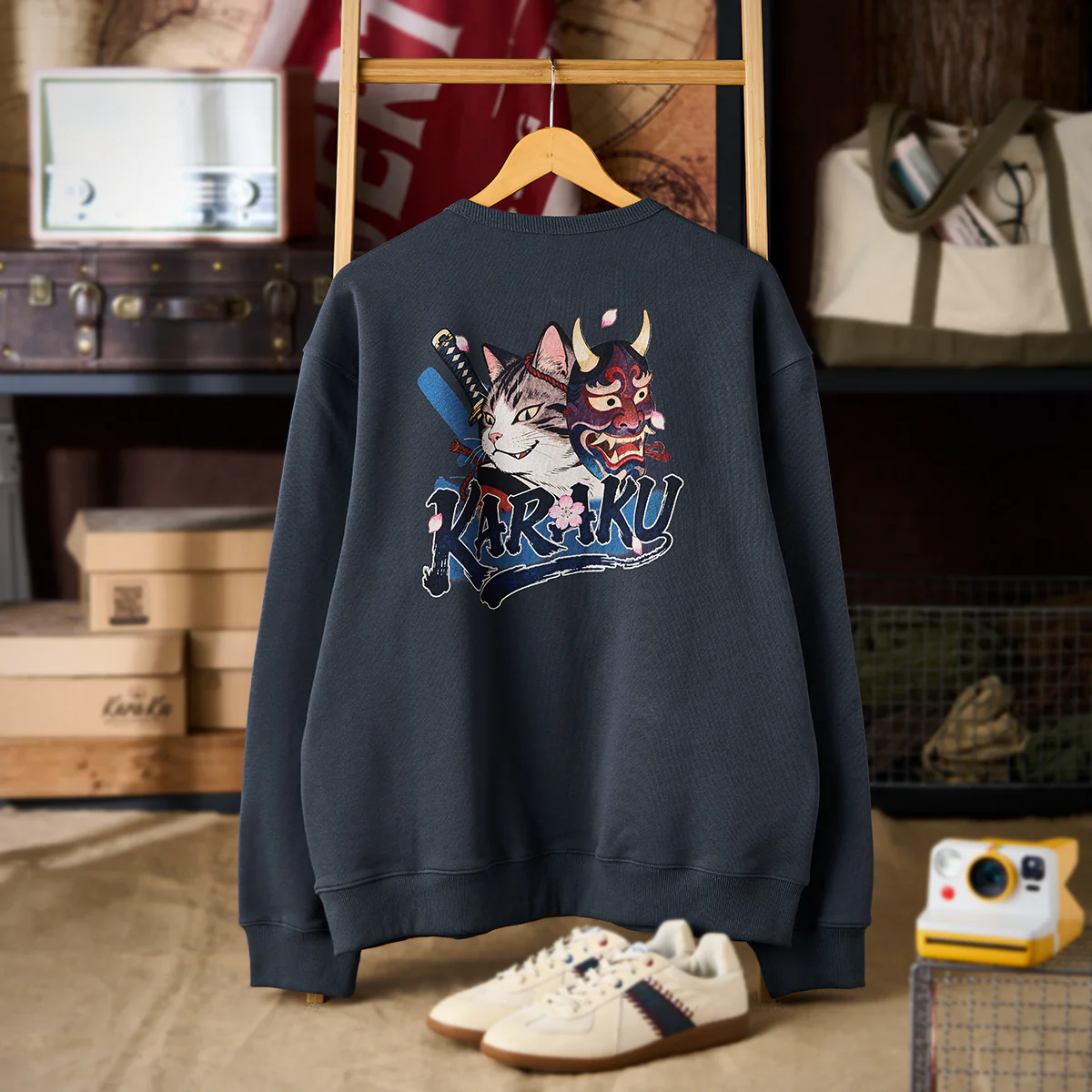 「KaraKu」刺繡&「般若面・侍猫」プリント 裏パイルVガゼットスウェット - Image 3