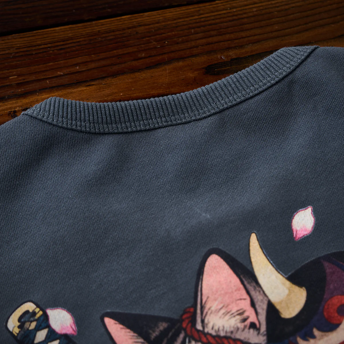 「KaraKu」刺繡&「般若面・侍猫」プリント 裏パイルVガゼットスウェット - Image 9