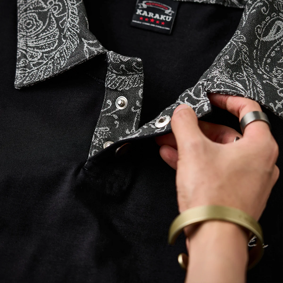 襟ペイズリージャカード切替 「KaraKu」刺繡入り2ボタンポロシャツ - Image 11