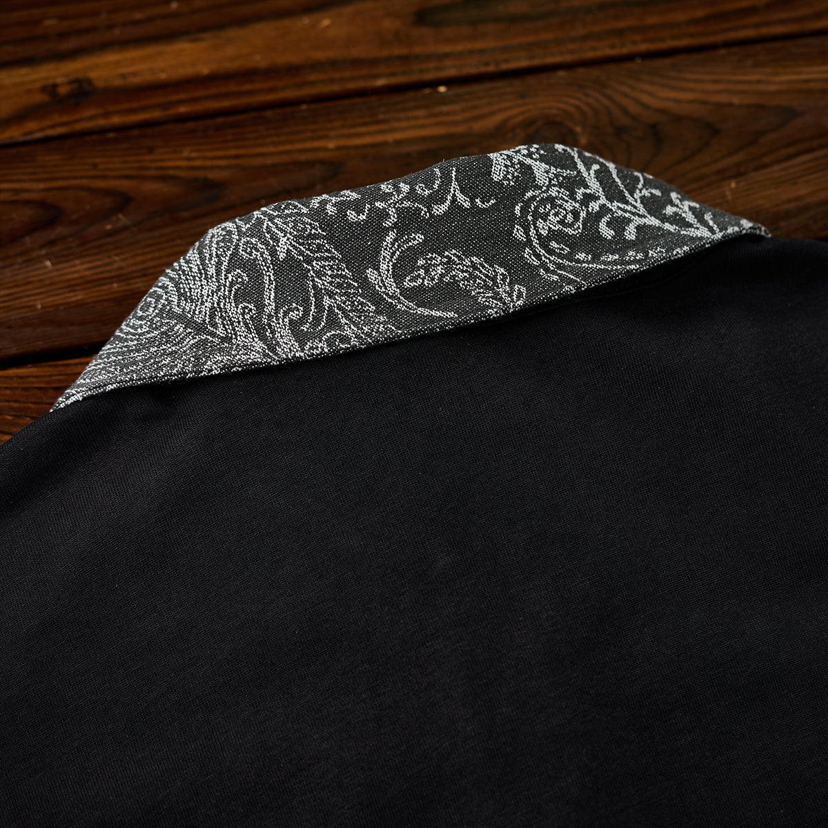 襟ペイズリージャカード切替 「KaraKu」刺繡入り2ボタンポロシャツ - Image 12