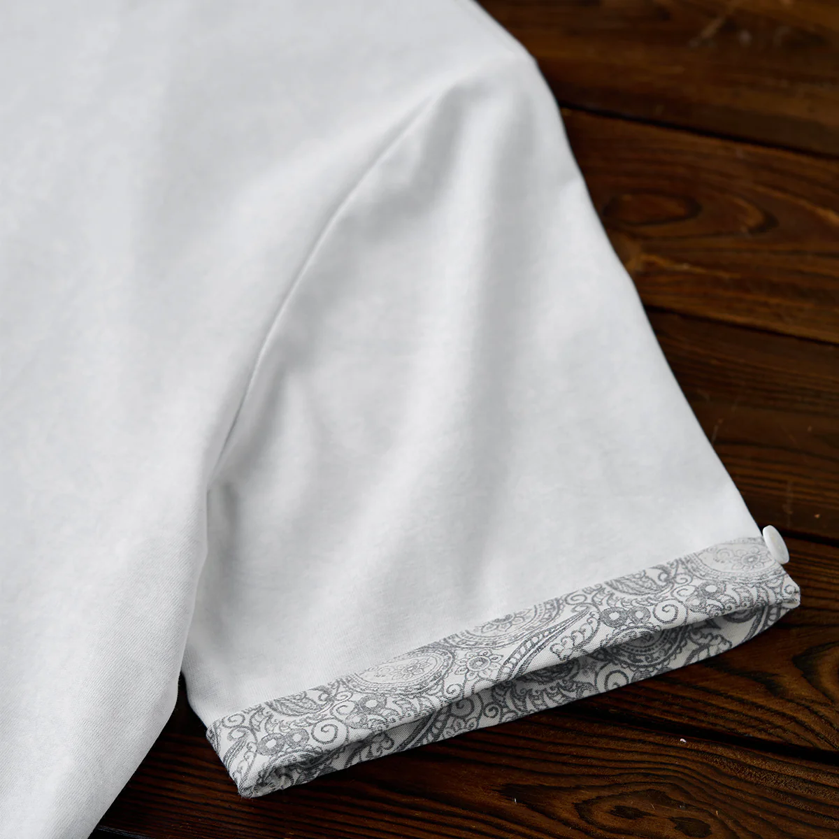 Vガゼット入り 無地×ペイズリー柄ボンディング生地半袖Tシャツ - Image 10