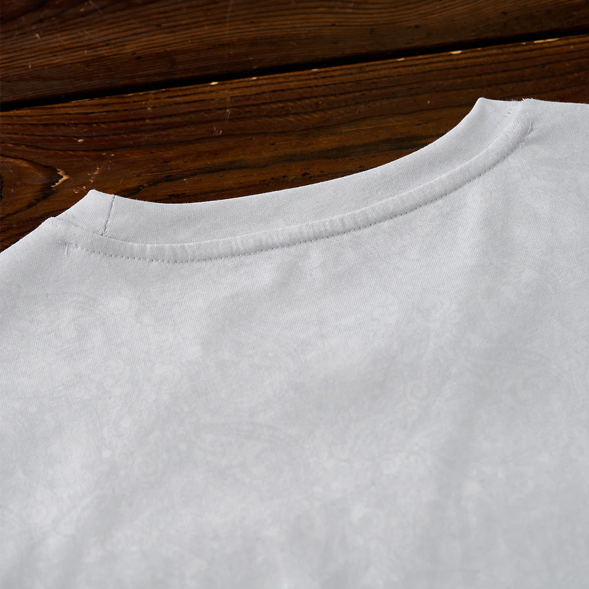 Vガゼット入り 無地×ペイズリー柄ボンディング生地半袖Tシャツ - Image 14