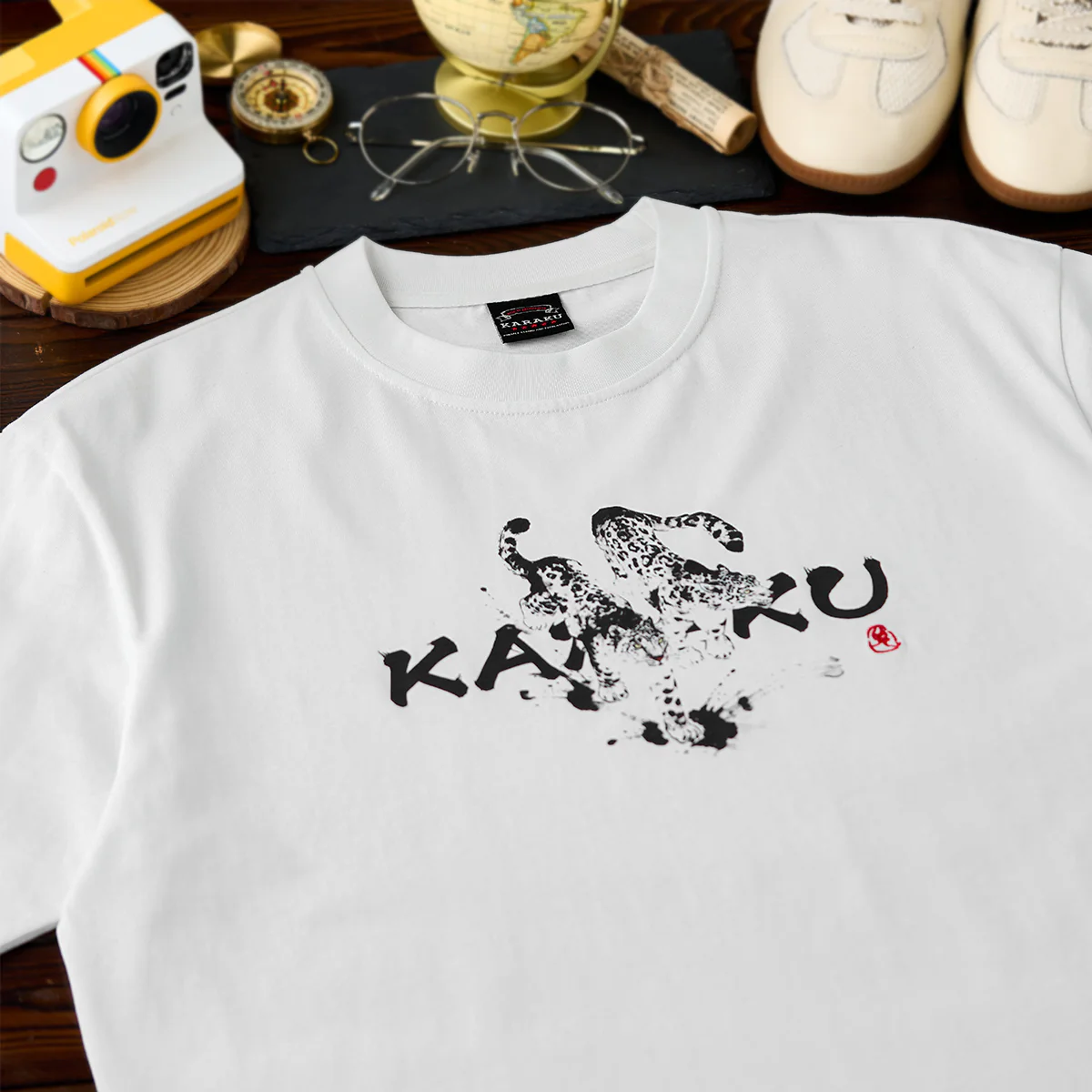 Karaku×川又聡「雪豹・足元に飛び散る墨」プリント&刺繡入りコットンTee - Image 4