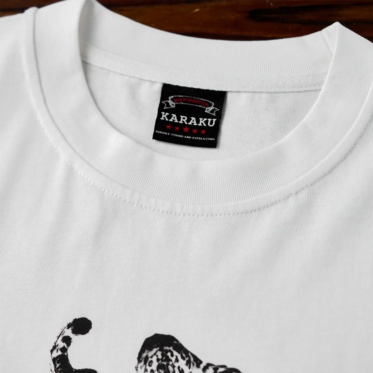 Karaku×川又聡「雪豹・足元に飛び散る墨」プリント&刺繡入りコットンTee - Image 6