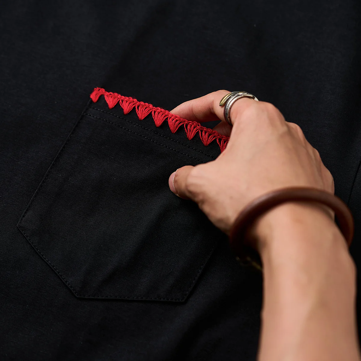 【予約】SORONA®ミント涼感・抗菌・防臭機能 裾赤ヒモ付き&ステッチ入りポケットTee - Image 10