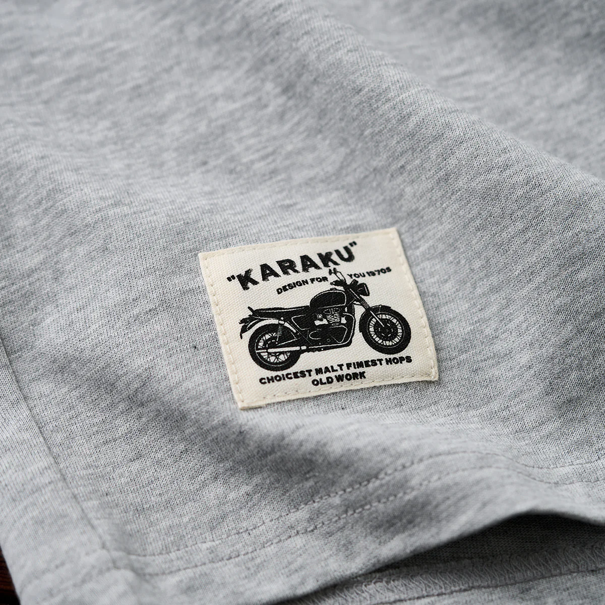 「和猫ライダー」プリントVガゼット入りコットンTシャツ - Image 14