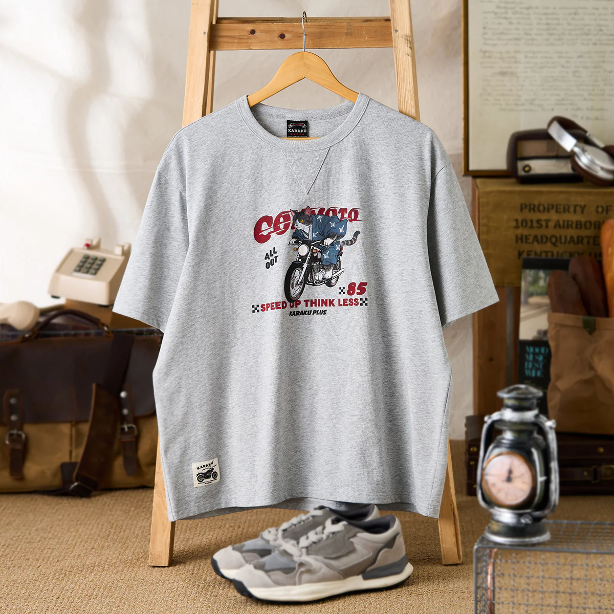 「和猫ライダー」プリントVガゼット入りコットンTシャツ - Image 3