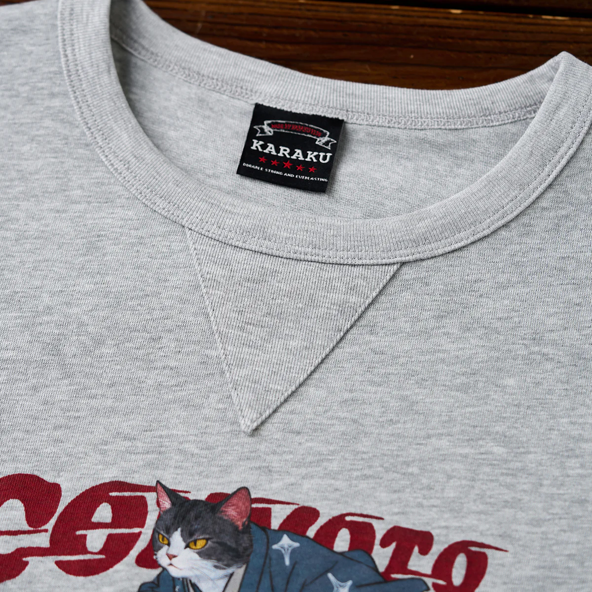 「和猫ライダー」プリントVガゼット入りコットンTシャツ - Image 6