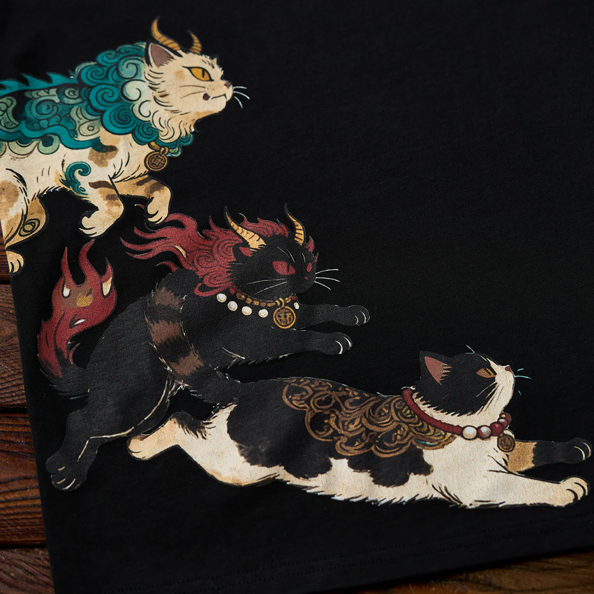 「山海経・霊獣」プリント&KaraKuロゴ刺繡入りコットンTシャツ - Image 13