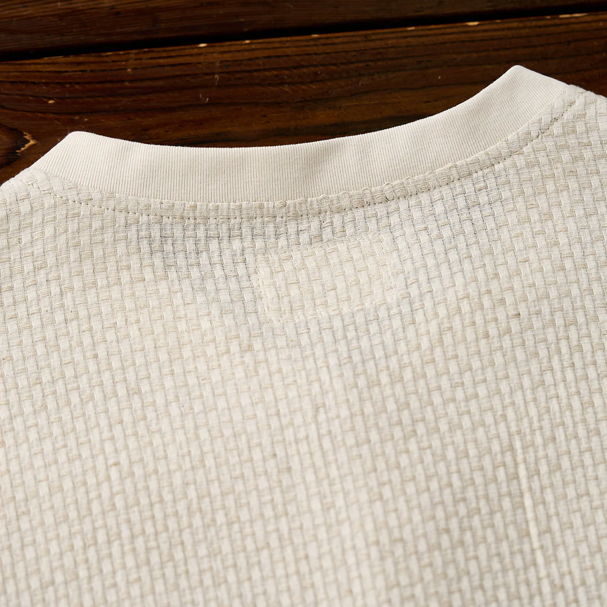 リネン混紡織り込むテクスチャー レッドボタン付きヘンリーネックTシャツ - Image 13