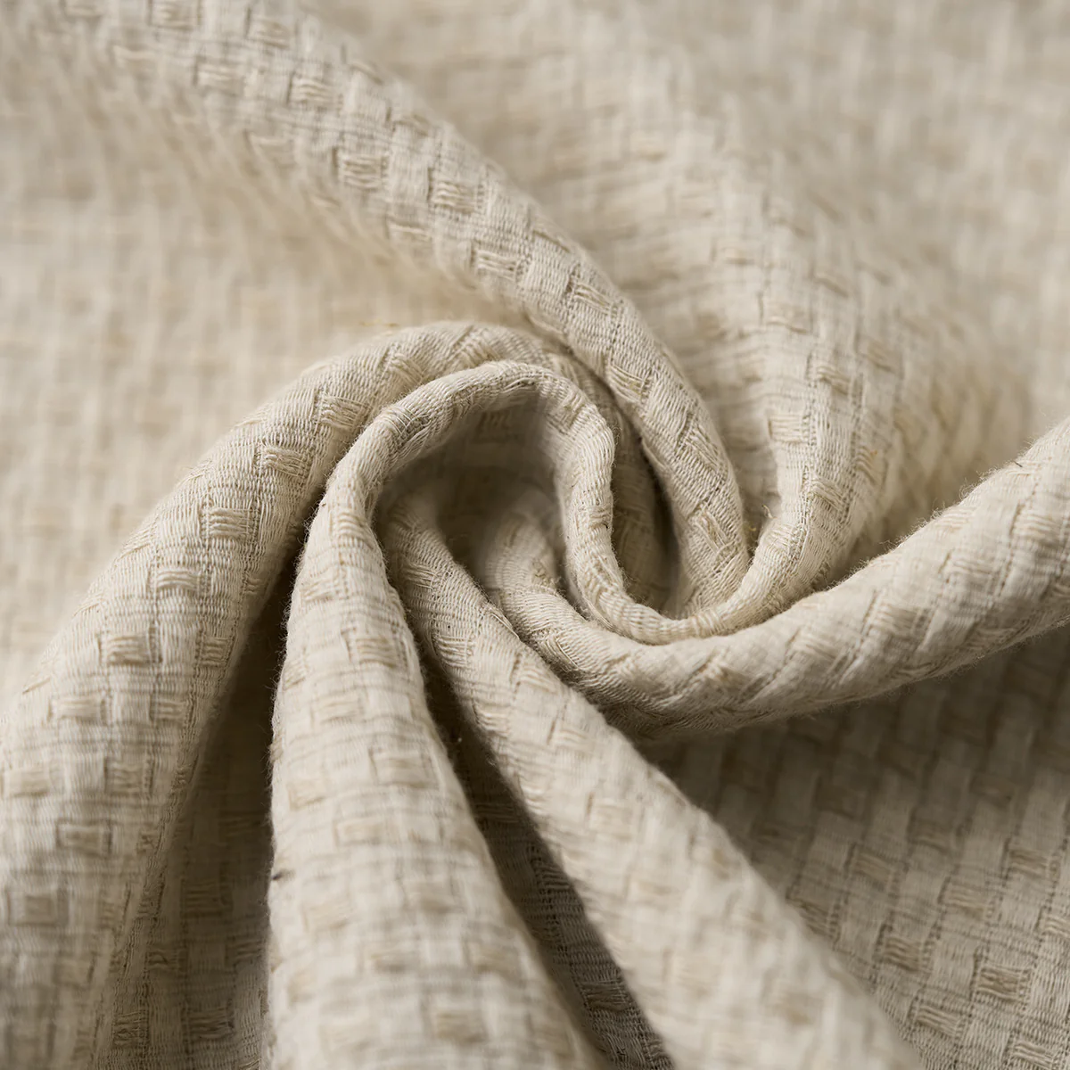 リネン混紡織り込むテクスチャー レッドボタン付きヘンリーネックTシャツ - Image 6