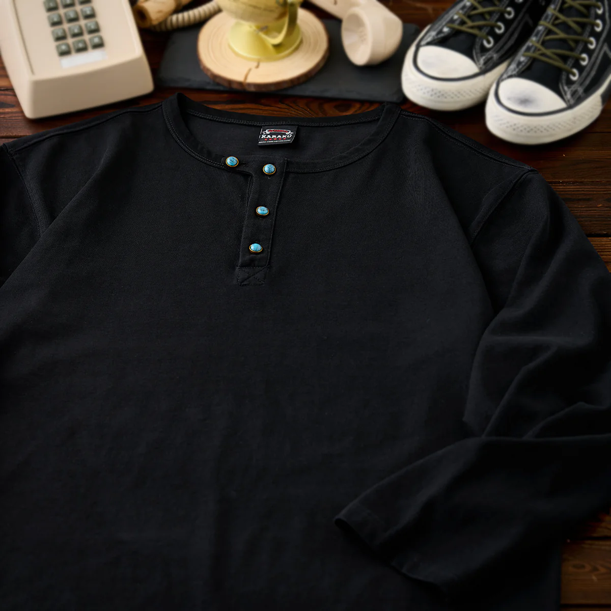 ターコイズ調ボタン付き改良型ヘンリーネックTシャツ - Image 4