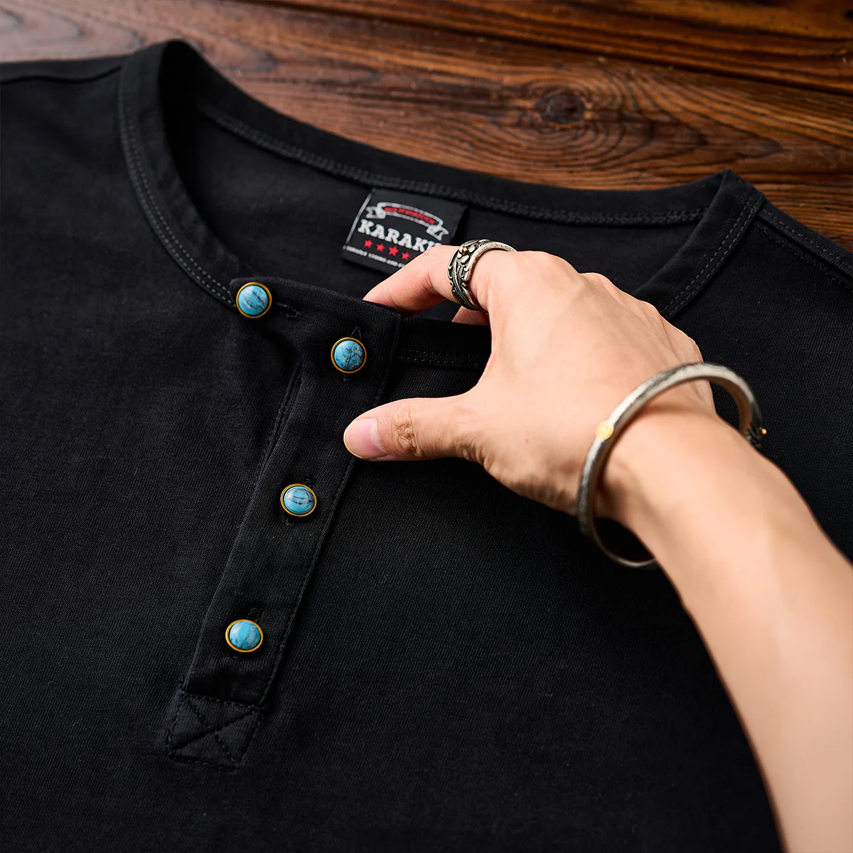ターコイズ調ボタン付き改良型ヘンリーネックTシャツ - Image 8