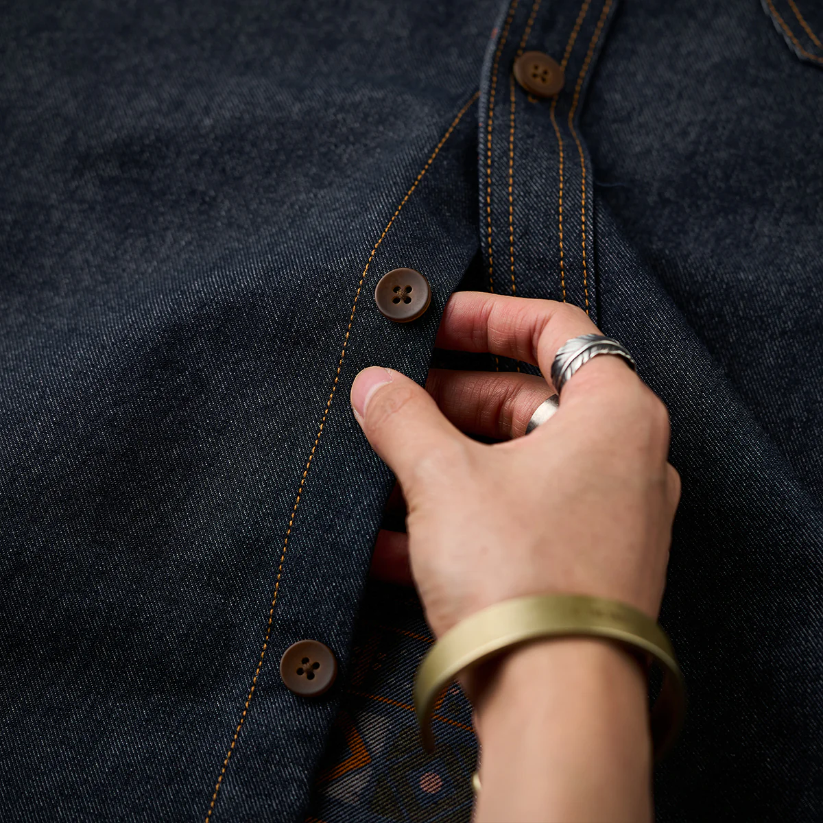 「KaraKu」ロゴ刺繡 紅白ヒモ付き裏エスニック調柄デニムシャツ - Image 13