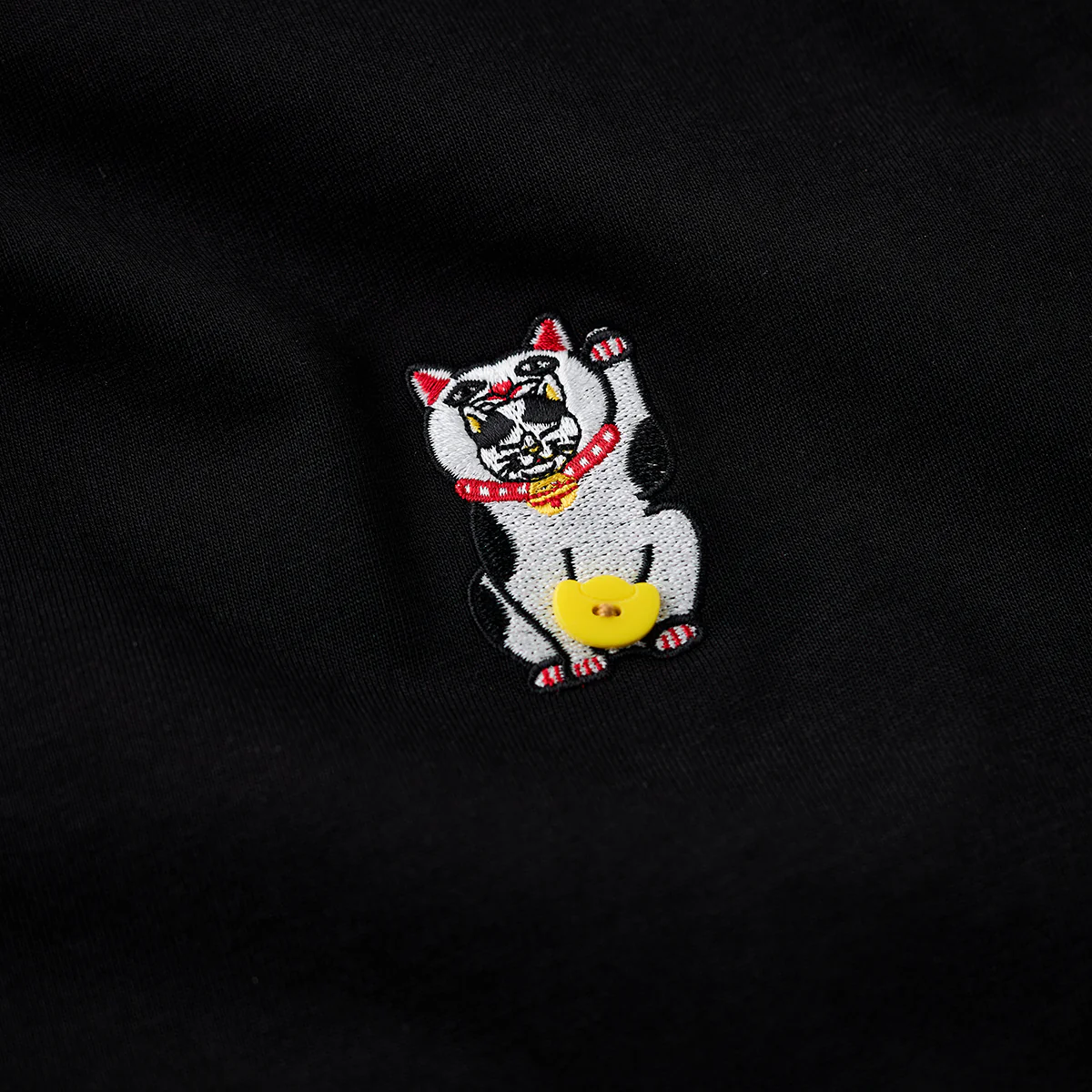 「招き猫着ぐるみをかぶった猫」刺繡入りコットンTシャツ - Image 10