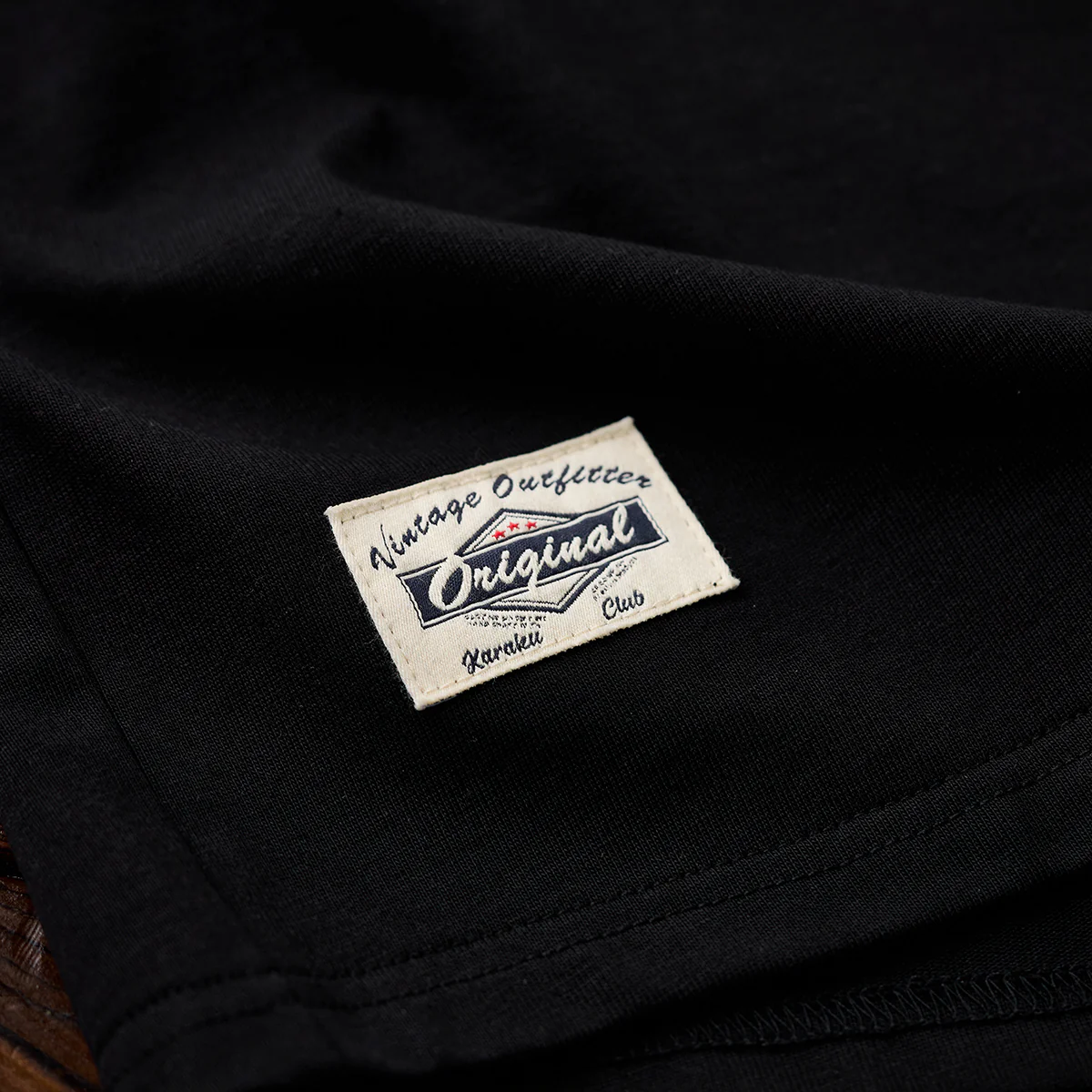 「招き猫着ぐるみをかぶった猫」刺繡入りコットンTシャツ - Image 12
