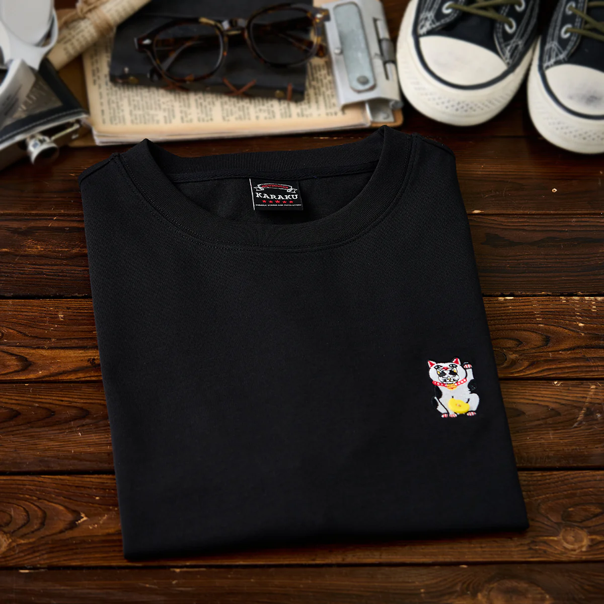 「招き猫着ぐるみをかぶった猫」刺繡入りコットンTシャツ - Image 5