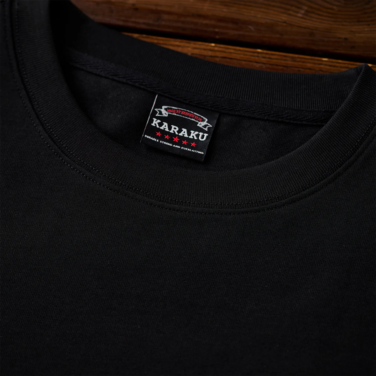「招き猫着ぐるみをかぶった猫」刺繡入りコットンTシャツ - Image 6