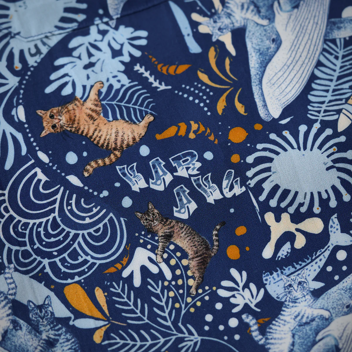 「KaraKux365CAT.ART」鯨と泳ぐ猫 浮世絵総柄アロハシャツ - Image 17