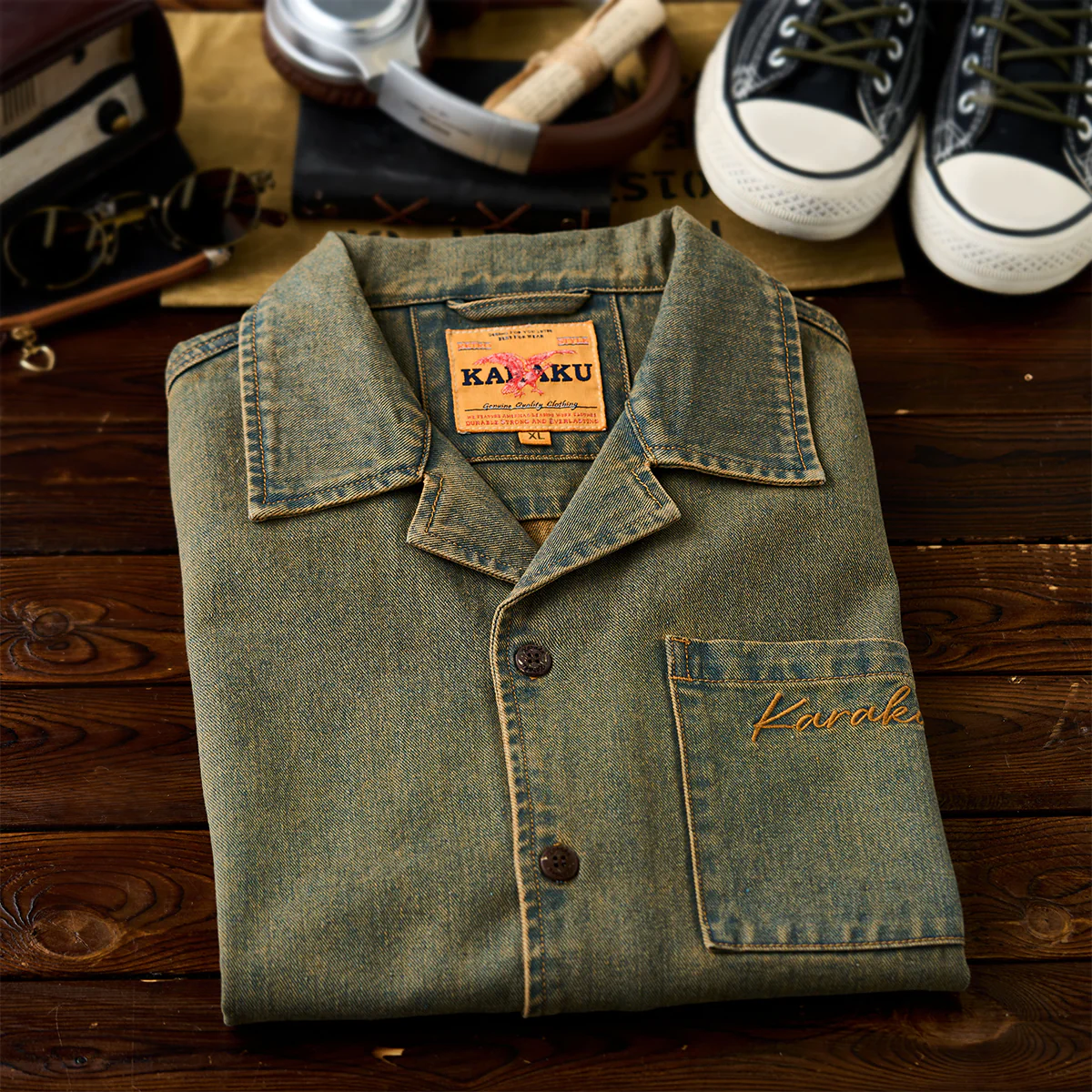 「Karaku」刺繍入り 赤ヒモ付きウォッシュド加工デニムオープンカラーシャツ - Image 5