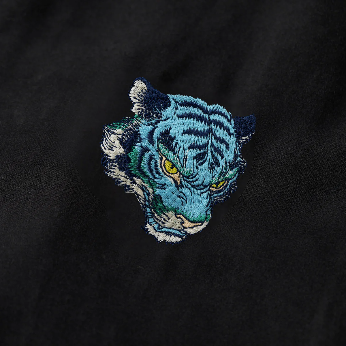 【予約】裏「光る目をした虎」プリント切替 虎刺繍入りピーチスキンキューバカラーシャツ - Image 12
