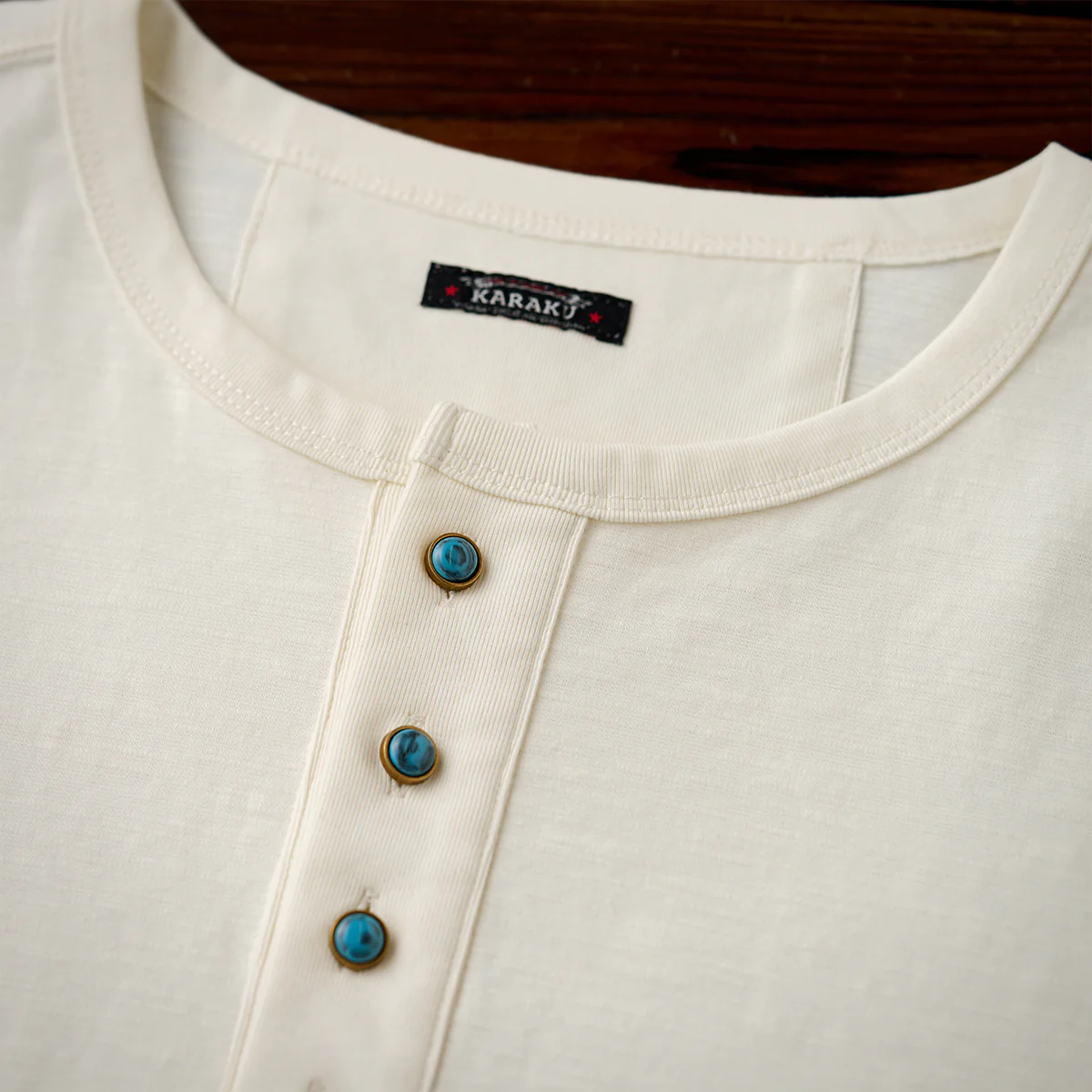 ターコイズ風5ボタン付き ヘンリーネック長袖Tシャツ - Image 10